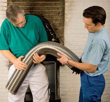 Montere peisinnsats: Det fleksible røret bøyes i riktig form Montere peisinnsats: Det fleksible røret bøyes i riktig form